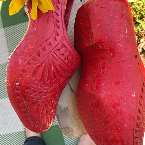 Red Dutch wooden shoe Very large,mostly decorative unless you have a large foot - Picture 7 of 14